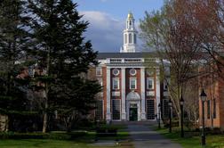 Harvard toži ameriško vlado zaradi odvzema zveznih sredstev