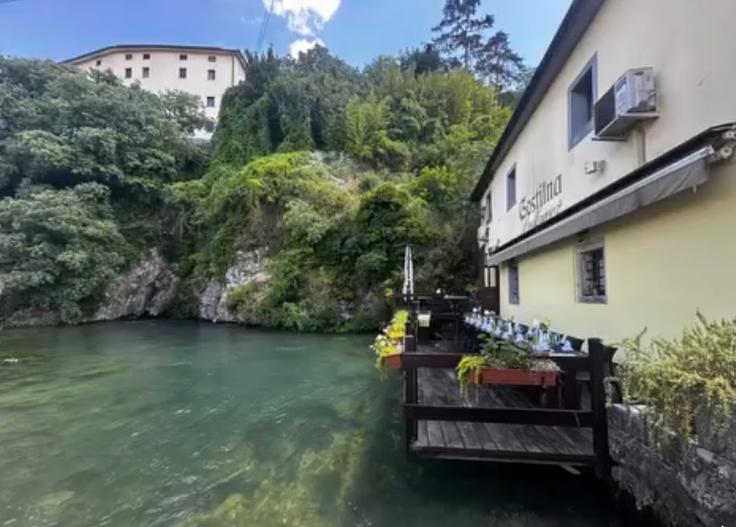 Gostilna Podfarovž se nahaja tik ob enem izmed živahnih izvirov reke Vipave. | Foto: Osebni arhiv