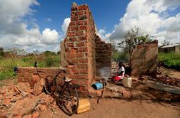 Reševalci poskušajo doseči vasi, ki jih je ciklon v Mozambiku odrezal od sveta