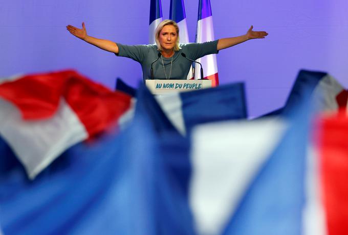 Marine Le Pen se je prvič uspelo prebiti v francoski parlament, saj je v svojem volilnem okraju na severu Francije v drugem krogu prepričljivo zmagala s skoraj 60 odstotkov glasov. Kljub temu, da bo imela njena Nacionalna fronta v novem sklicu parlamenta štirikrat več poslancev kot v starem, ko je imela le dva poslanca, stranka ne bo mogla oblikovati poslanske skupine. Za oblikovanje poslanske skupine je potrebnih vsaj 15 poslancev. Le Penova je tudi zaradi tega že po prvem krogu zahtevala odpravo večinskega volilnega sistema in uvedbo proporcionalnega volilnega sistema. | Foto: Reuters