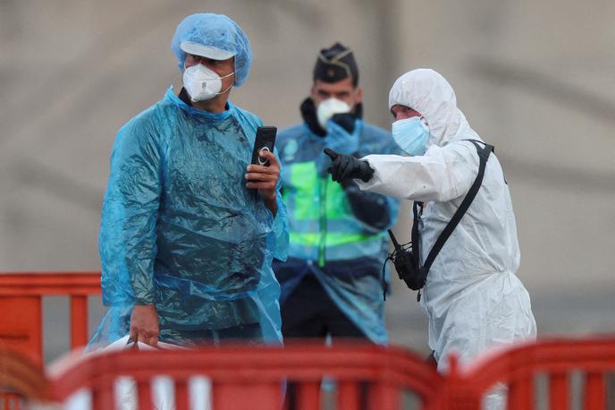 Tenerife, hantavirus, križarka | Izkrcavanje ljudi s križarke, na kateri je izbruhnil hantavirus, je na španskem otoku potekalo v nedeljo. | Foto Reuters