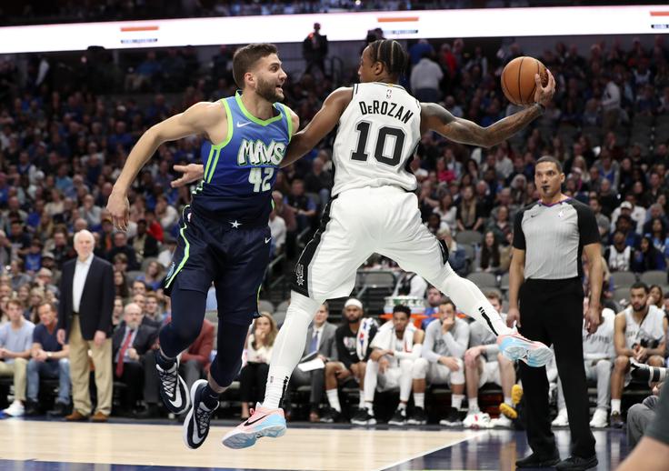 Maxi Kleber (levo) je proti San Antoniu zbral 12 skokov. V tej statistični prvini je prehitel Dončića, ki je ujel deset žog. | Foto: Reuters