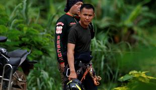 Iz tajske jame so rešili že osmega dečka, reševanje za danes prekinjeno #video