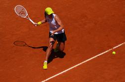 Iga Swiatek oddala le eno igro, Naomi Osaka naprej po treh nizih
