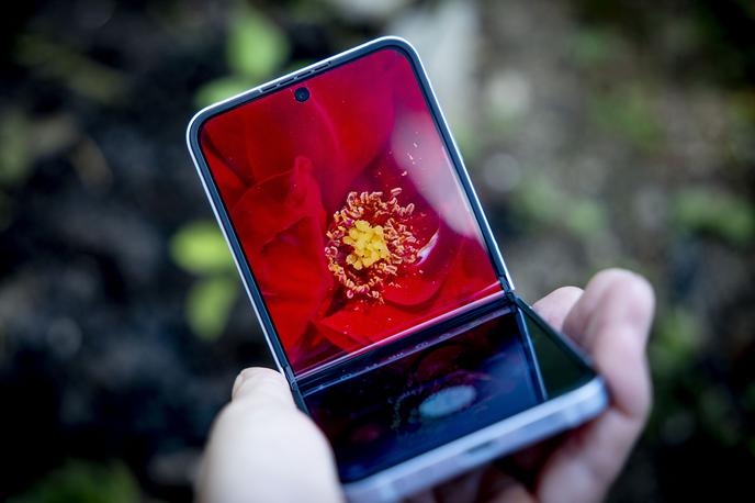 Galaxy Z Flip6 | Samsung Galaxy Z Flip6 prinaša več novosti glede na predhodnika, a ob tem ni pridobil niti enega samega grama. | Foto Ana Kovač