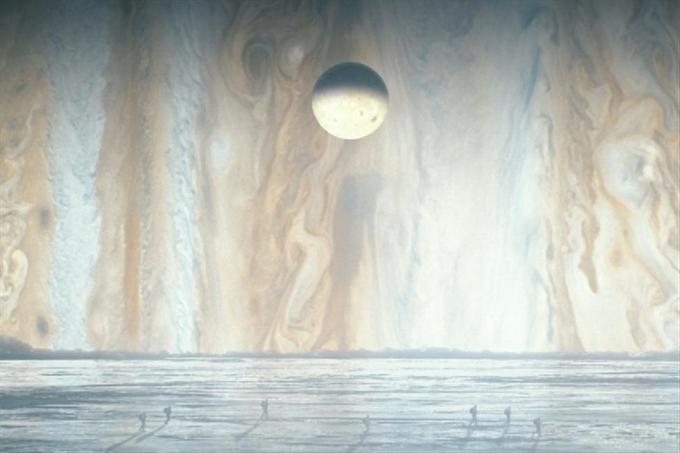 Jupitrove lune (kot je Evropa na sliki) imajo pod površino morda oceane tekoče vode, toda tega še ne vemo zagotovo. | Foto: 