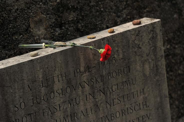 V delovnem taborišču Ljubelj, ki je predstavljalo eno od 49 podružnic koncentracijskega taborišča Mauthausen, je med letoma 1943 in 1945 trpelo okoli 2000 internirancev 13 evropskih narodov, ki so v izredno težkih razmerah gradili predor za izboljšanje prometnih poti nemške vojske do Jugoslavije. Vsakoletna slovesnost pa ne služi le kot opomin in kot spomin na človeško trpljenje, temveč tudi na človeško solidarnost. | Foto: STA