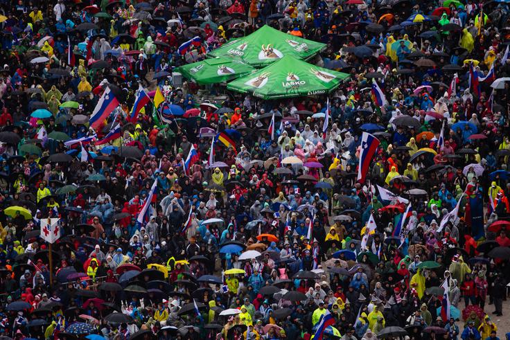 Kljub dežju se je v Planici v soboto zbralo več kot 19.000 navijačev, večina je bila domačih. | Foto: Grega Valančič