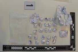 Prepovedane droge, ki so jih policisti našli pri 18-letnem vozniku, ki je v sredo dopoldne povzročil prometno nesrečo na Šmartinski cesti v Ljubljani.