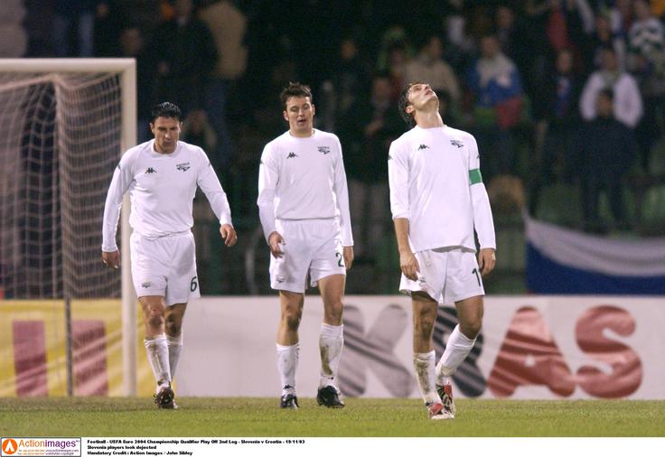 Razočaranje slovenskih nogometašev po porazu proti Hrvaški, ki je Slovenijo oddaljil od sanj o nastopu na Euru 2004. | Foto: Reuters