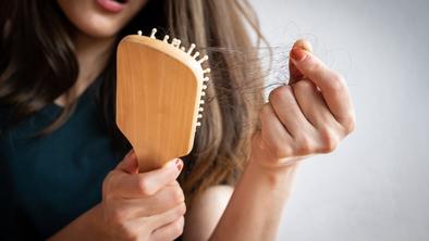 Ste opazili, da vam jeseni lasje bolj izpadajo? Kako ukrepati?