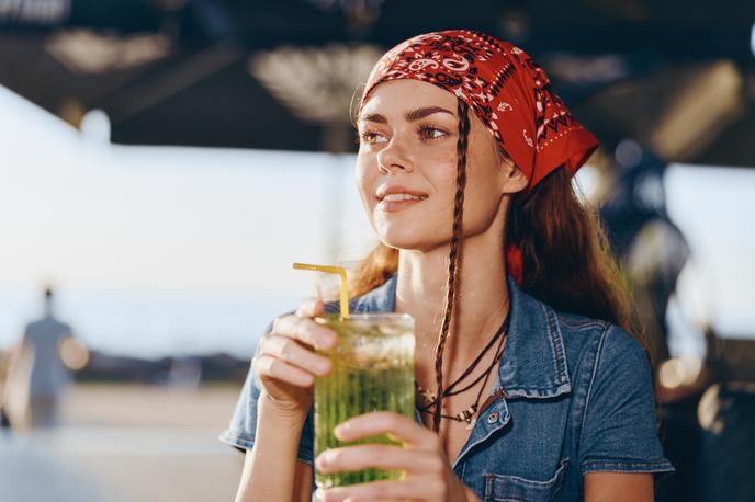 ženska, dekle, poletje, koktajl | Foto Shutterstock