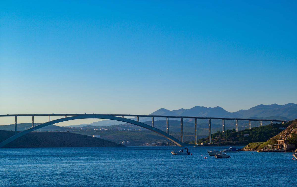 Most na otok Krk | Zaradi požara avtomobila je bil most na Krk zaprt za promet v obe smeri, je sporočilo Hrvaško združenje za ceste (HAK). | Foto Guliverimage
