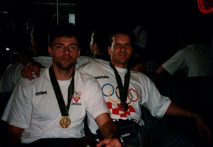 Iztok Puc (levo) s prijateljem Nenadom Kljaićem po osvojitvi zlate olimpijske kolajne pred 20 leti v majici hrvaške reprezentance. | Foto: arhiv Nenada Kljaića