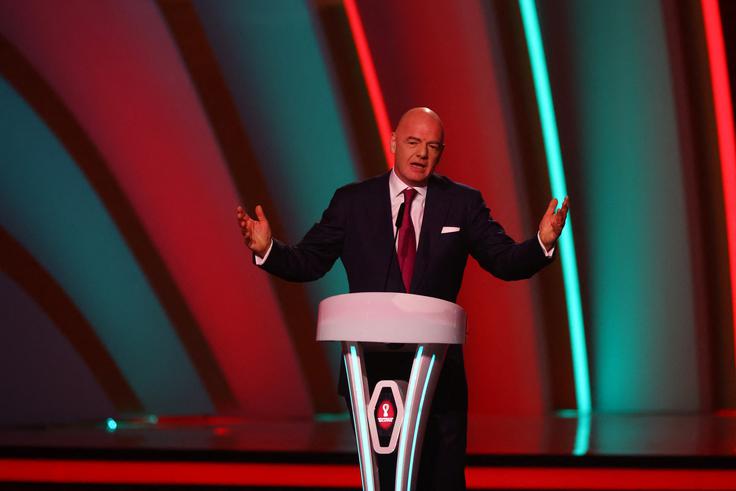 "Nismo naivni, da verjamemo, da lahko nogomet reši svetovne probleme," je dejal Infantino. "Lahko pa izkoristimo to priložnost in naredimo vse, kar lahko, da končamo vse konflikte," je pripomnil. | Foto: Reuters