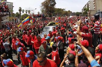 Tisoči Venezuelcev pospremili krsto s Hugom Chavezom (VIDEO)