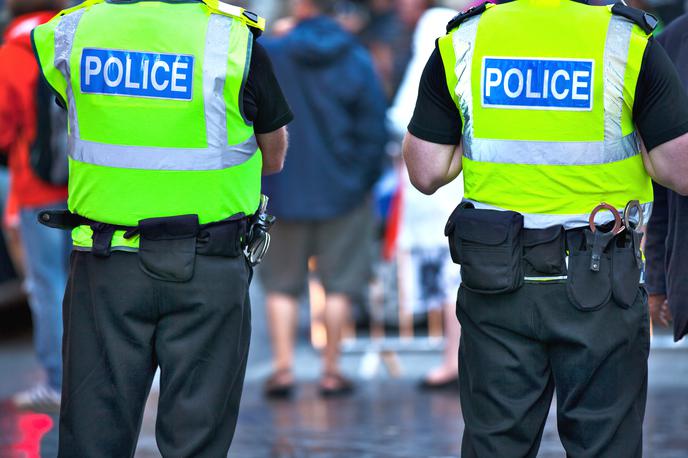 Britanska policija | Britanski policisti ne tolerirajo kršiteljev, ki se požvižgajo na ukrepe za zajezitev novega koronavirusa. | Foto Getty Images