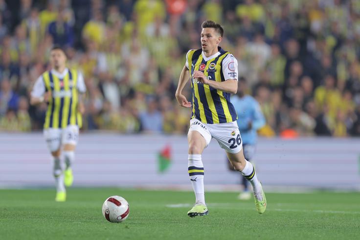Za Fenerbahče je letos malo igral. Turško ekipo je pred novo sezono prevzel Jose Mourinho. | Foto: Guliverimage