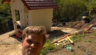 Justus Reid že tretji mesec obnavlja hišo za pet tisoč evrov: njen današnji videz vas bo sezul