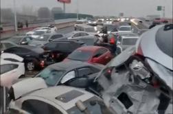 Huda nesreča na poledeneli avtocesti, trčilo več kot sto vozil #video