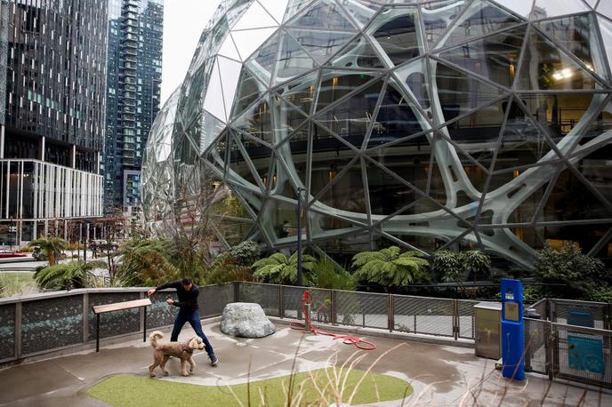 Amazon, Seattle | Amazon je vsem zaposlenim v ameriškem mestu Seattle ukazal, naj, če le lahko, delajo od doma. Amazonovo novo futuristično poslopje v Seattlu (v ozadju) je v teh dneh zato tako rekoč prazno. | Foto Reuters