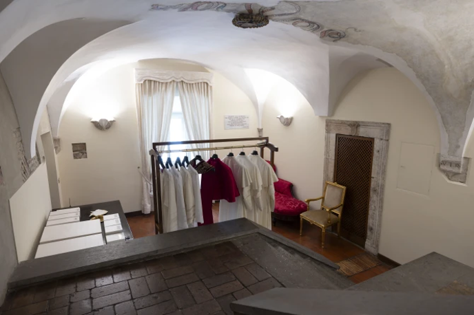 Papeževa soba | Soba solz je izjemno preprosto okrašena. V sobi so pisalna miza, majhen rdeč kavč, poimenovan Papeževe solze, in papeževa obleka. | Foto Vatican Media