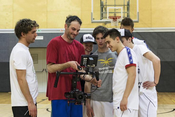 Akrobatska skupina Dunking Devils je v znak podpore projektu posnela atraktiven video s številnimi elementi meritev za športnovzgojni karton. | Foto: Katja Pokorn