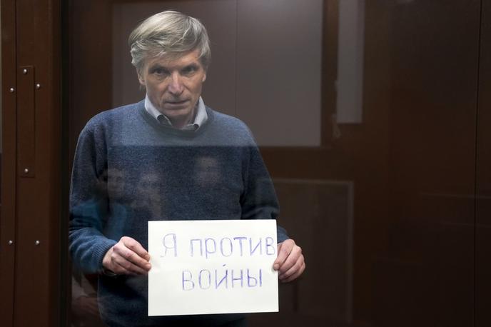 Aleksej Gorinov | Aleksej Gorinov med junijskim zaslišanjem na sodišču v Moskvi. V rokah drži list papirja z napisom "Sem proti vojni." | Foto Guliver Image