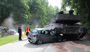 Tank povozil toyoto yaris, voznica se je izmaknila gosenicam