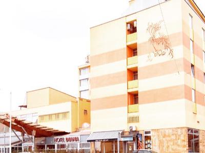 Vlom v Hotel Diana: Policija preiskuje razmetano dokumentacijo in poškodbe