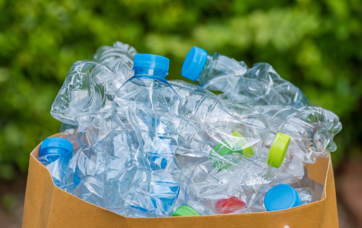 odpadna plastika | Odpadne plastike se bomo morda lahko znebili tako, da nam jo bakterije trajnostno predelajo v zdravilo proti bolečinam, obeta nova raziskava škotskih znanstvenikov. | Foto Shutterstock