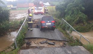 V občini Ljutomer se je zrušil most. Avto padel v vodo. #foto