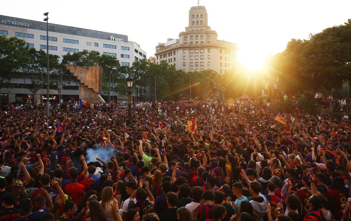Barcelona parada | Množica navijačev na šampionski paradi v Barceloni. Več poglejte v spodnjem videu. | Foto Reuters