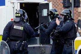 Protesti, Irska, policija