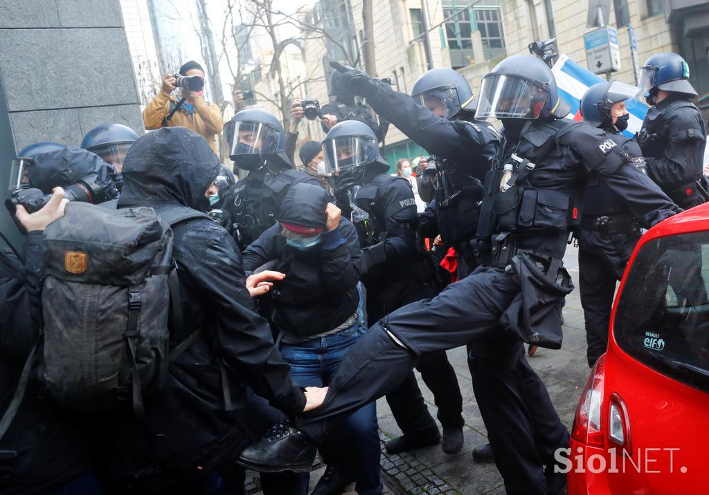 Policija nad protestnike v Frankfurtu