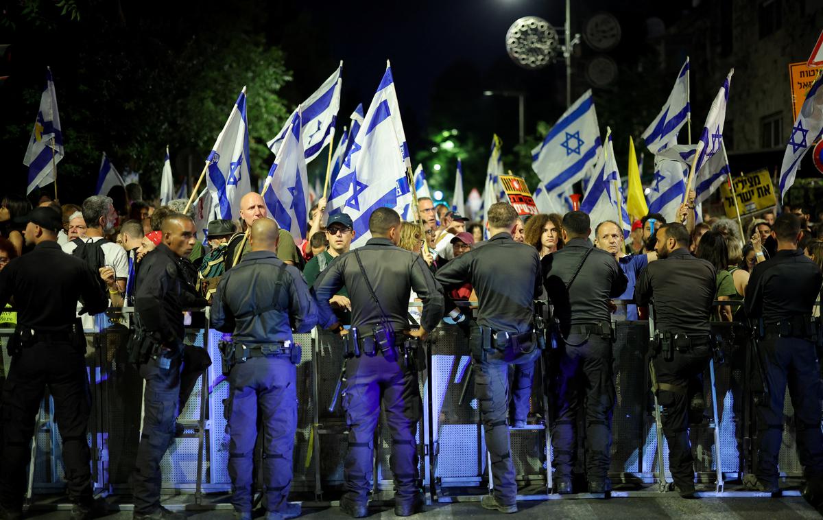 protesti, Jeruzalem, Izrael | Množični protesti ob sobotah v več mestih v Izraelu redno potekajo že več mesecev, vendar v zadnjem času postajajo številčnejši in pogostejši. | Foto Reuters