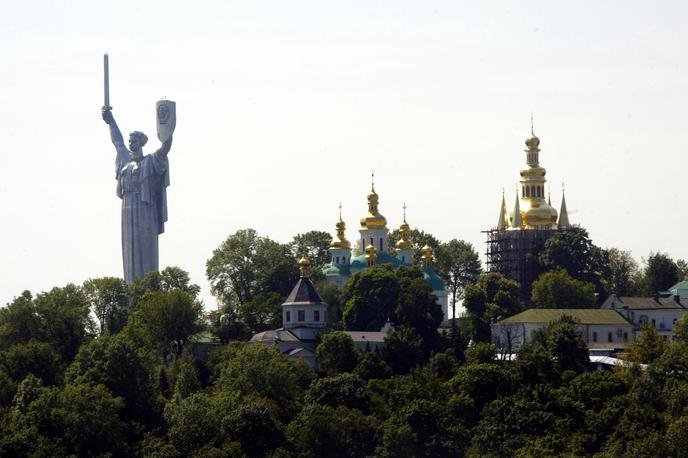 Kijev Ukrajina | Spomenik domovini (levo) in samostan Kyivo-Pechers’ka Lavra. | Foto Guliverimage