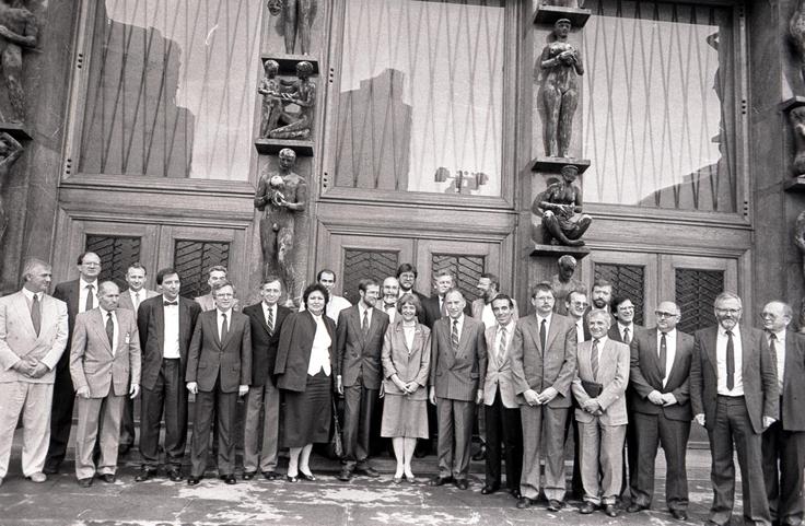 Demosova vlada, ki jo je vodil Lojze Peterle. | Foto: Tone Stojko, hrani Muzej novejše zgodovine Slovenije
