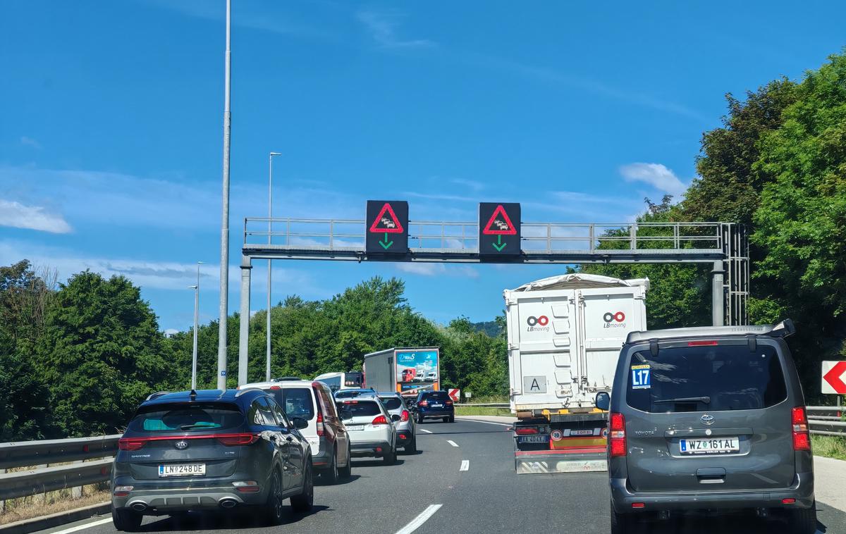 Gneča na ljubljanski obvoznici | Ponekod nastajajo več kilometrov dolgi zastoji.  | Foto Ksenija Mlinar