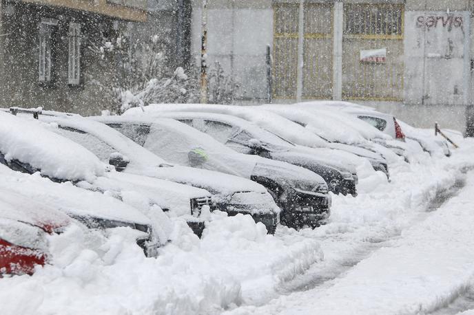 sneg, BiH | V banjaluškem podjetju Elektrokrajina, ki oskrbuje severne dele Republike Srbske, so potrdili, da na njihovem ozemlju zaradi snega in podrtega drevja ne delujejo trije visokonapetostni in 50 srednjenapetostnih daljnovodov, zato so številna gospodinjstva ostala brez električne energije. | Foto Guliverimage