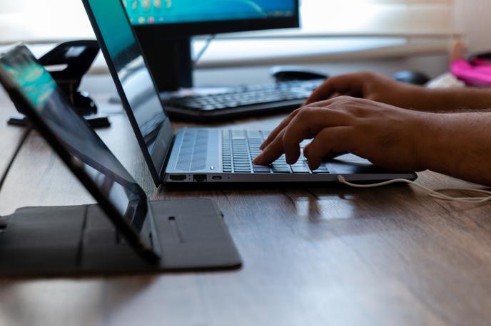 Internet, delo od doma, šola | Foto Shutterstock