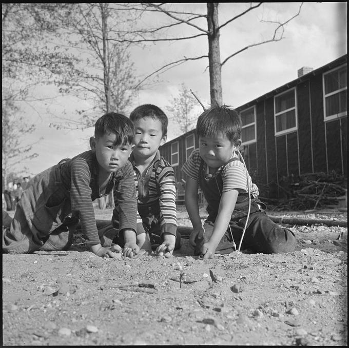 Otroci v taborišču Rohwer v Arkansasu, kjer je bil z družino interniran tudi George Takei. | Foto: Thomas Hilmes/Wikimedia Commons