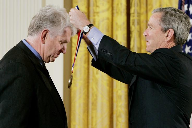 Ker je poskrbel za to, da se nam za povezavo z internetom ni več treba zanašati na telefonsko linijo, temveč lahko kabel vtaknemo v mrežni usmerjevalnik, je Robert Metcalfe (levo) leta 2003 prejel Narodno odlikovanje Združenih držav Amerike za dosežke s področja tehnologije. | Foto: Reuters
