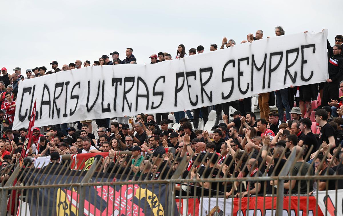 Atalanta navijač | Navijači Atalante so danes v spomin na ubitega prijatelji na tekmi italijanskega prvenstva proti Monzi izobesili transparent. | Foto Guliverimage