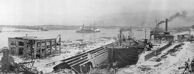 Takšen je bil Halifax po eksploziji ladje SS Mont-Blanc. Prizori opustošenja so močno spominjali na tiste, ki so jih na Japonskem skoraj trideset let pozneje posneli po eksplozijah ameriških atomskih bomb.  | Foto: Thomas Hilmes/Wikimedia Commons
