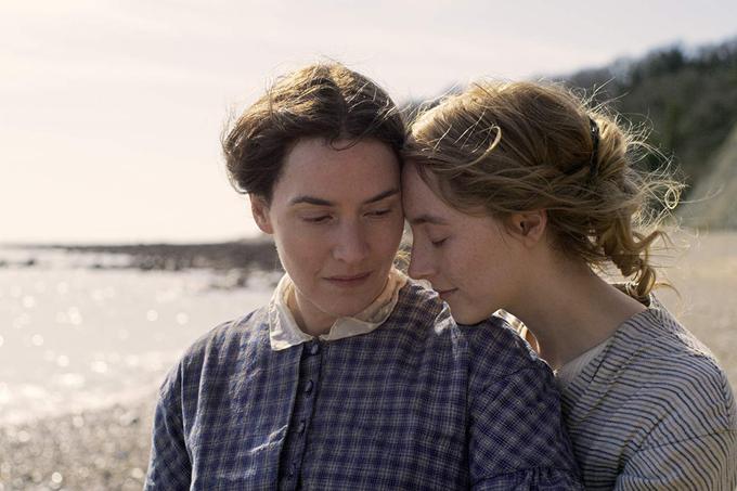 Kate Winslet (levo) v filmu Ammonite igra Mary Anning, znano zbiralko fosilov iz 19. stoletja, ki se zaljubi v mlajšo kolegico (to igra Saoirse Ronan). | Foto: IMDb