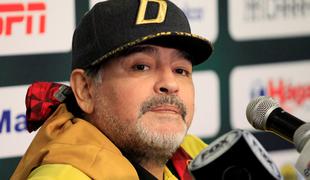 Maradona uspešno prestal operacijo desnega kolena