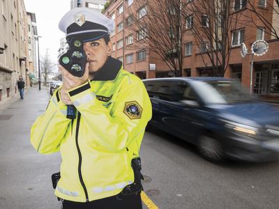 Policija v poostren nadzor nad uporabo mobilnih telefonov med vožnjo