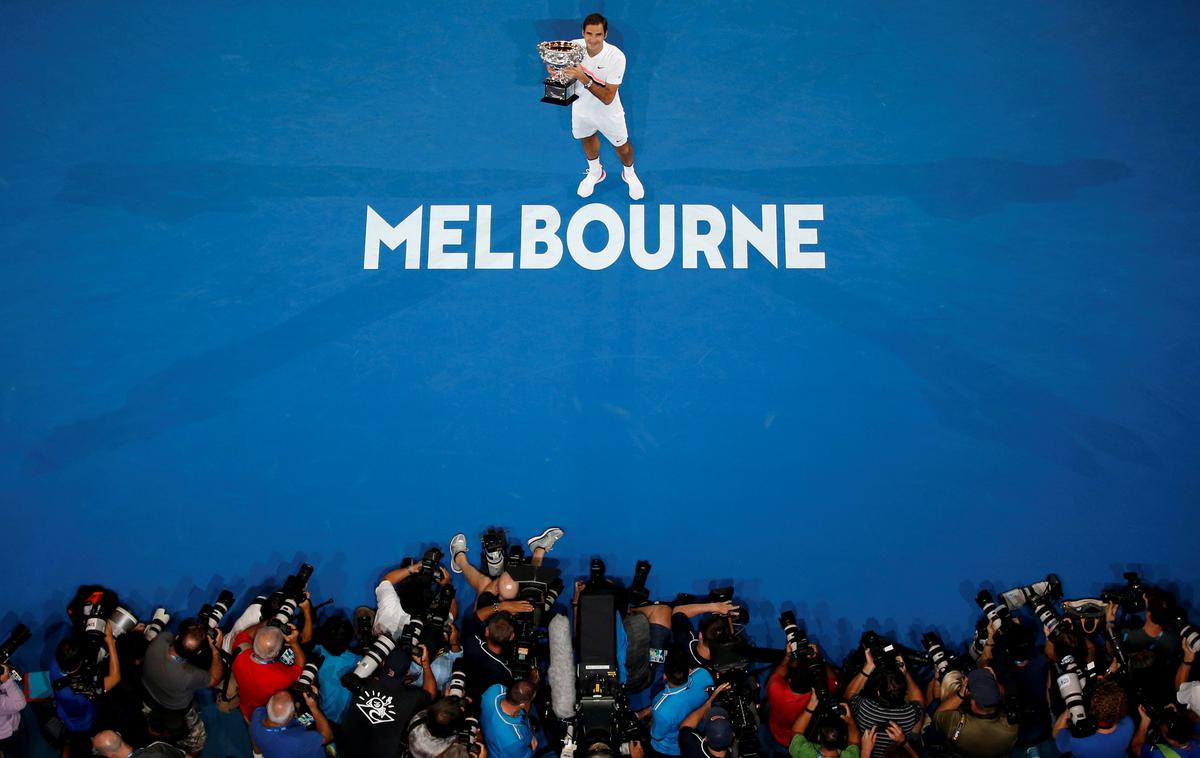 OP Avstralije Melbourne Roger Federer 2018 | Zmagovalci OP Avstralije, kot Roger Federer na fotografiji, bodo v prihodnje v Melbournu v žep pospravili še več denarja. | Foto Reuters