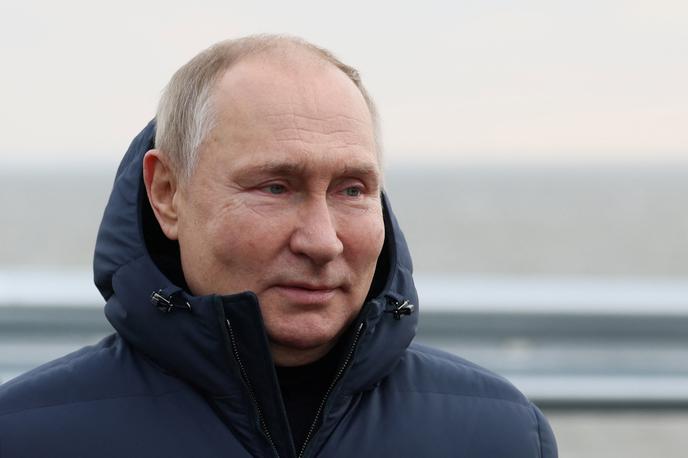 Vladimir Putin Krimski most | Rusija bo še naprej razvijala svoj vojaški potencial in bojno pripravljenost jedrskih sil, je ob tej priložnosti poudaril Putin. "Naše oborožene sile in njihove bojne zmogljivosti se nenehno in vsak dan povečujejo. Ta proces bomo seveda nadgrajevali," je dodal. | Foto Reuters
